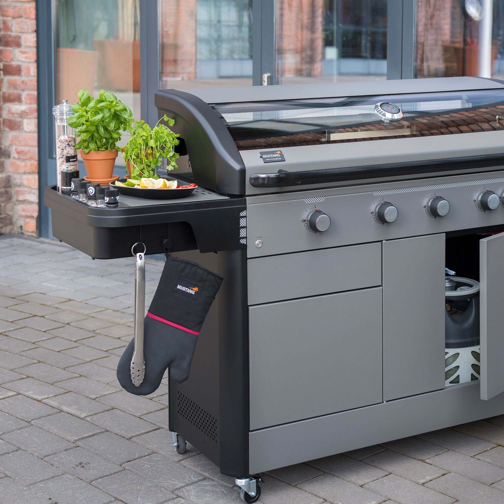 Mustang Sapphire 5+2 detaljer